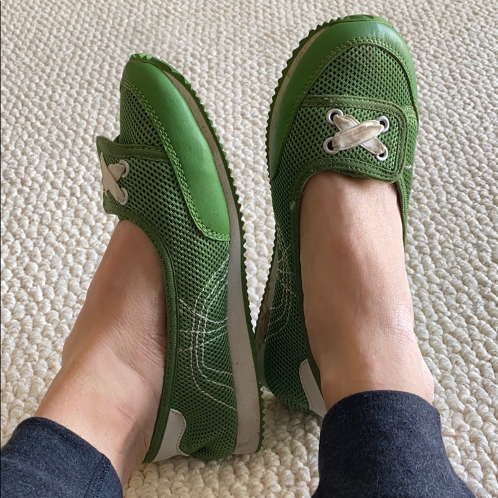 Etnies low slip on green shoes